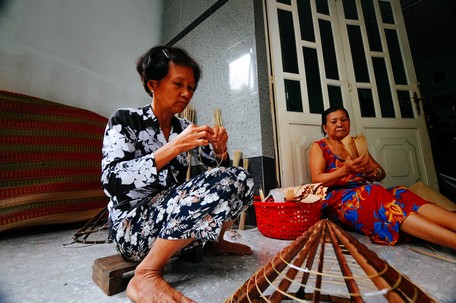Những người lưu giữ nghề chằm nón lá