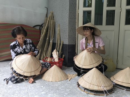 Những người lưu giữ nghề chằm nón lá