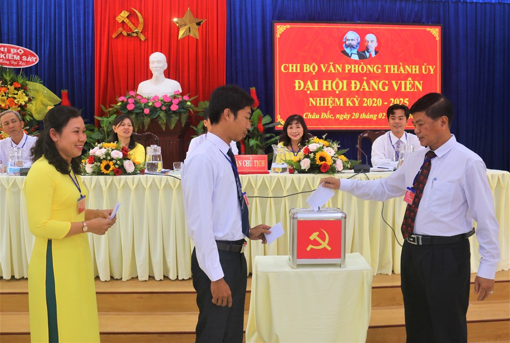 Tổ chức thành công Đại hội điểm Chi bộ trực thuộc Thành ủy Châu Đốc