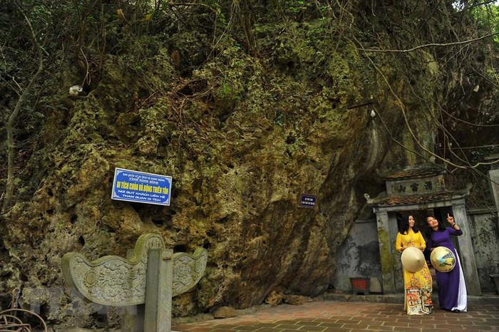 Khám phá vẻ đẹp cổ kính và hoang sơ của Chùa và Động Thiên Tôn
