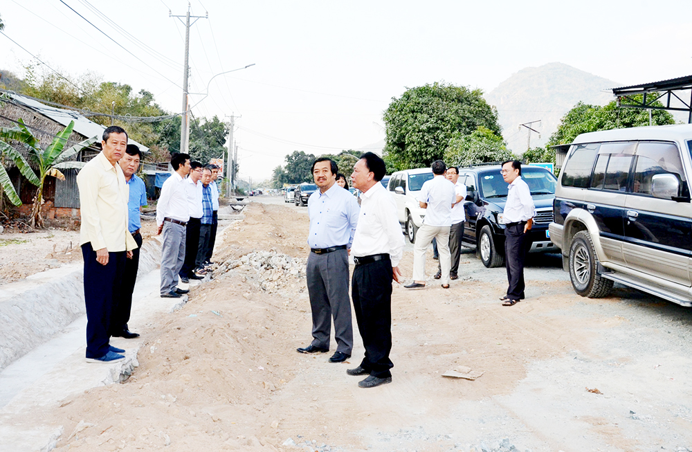 Phó Chủ tịch UBND tỉnh An Giang Lê Văn Nưng kiểm tra tiến độ thi công các công trình giao thông trọng điểm