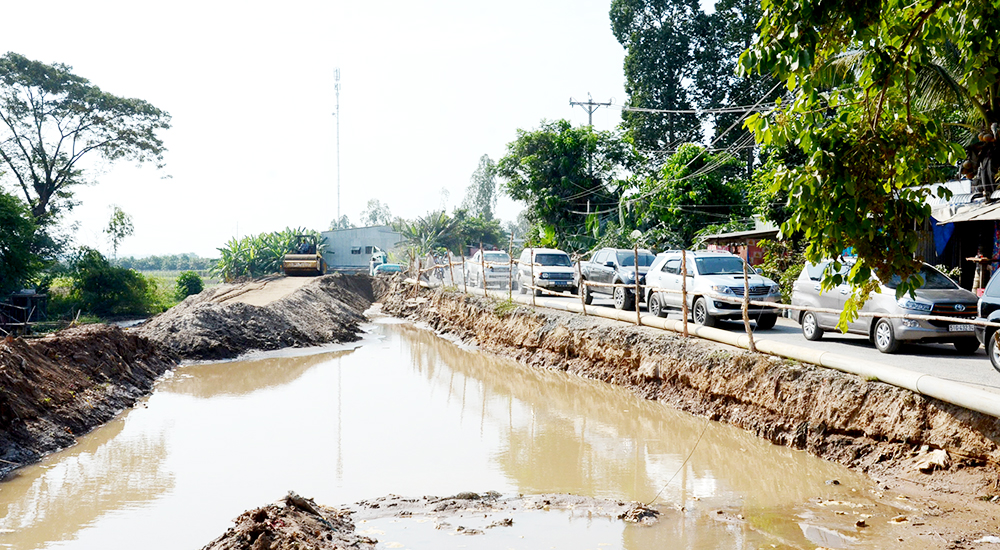 Phó Chủ tịch UBND tỉnh An Giang Lê Văn Nưng kiểm tra tiến độ thi công các công trình giao thông trọng điểm
