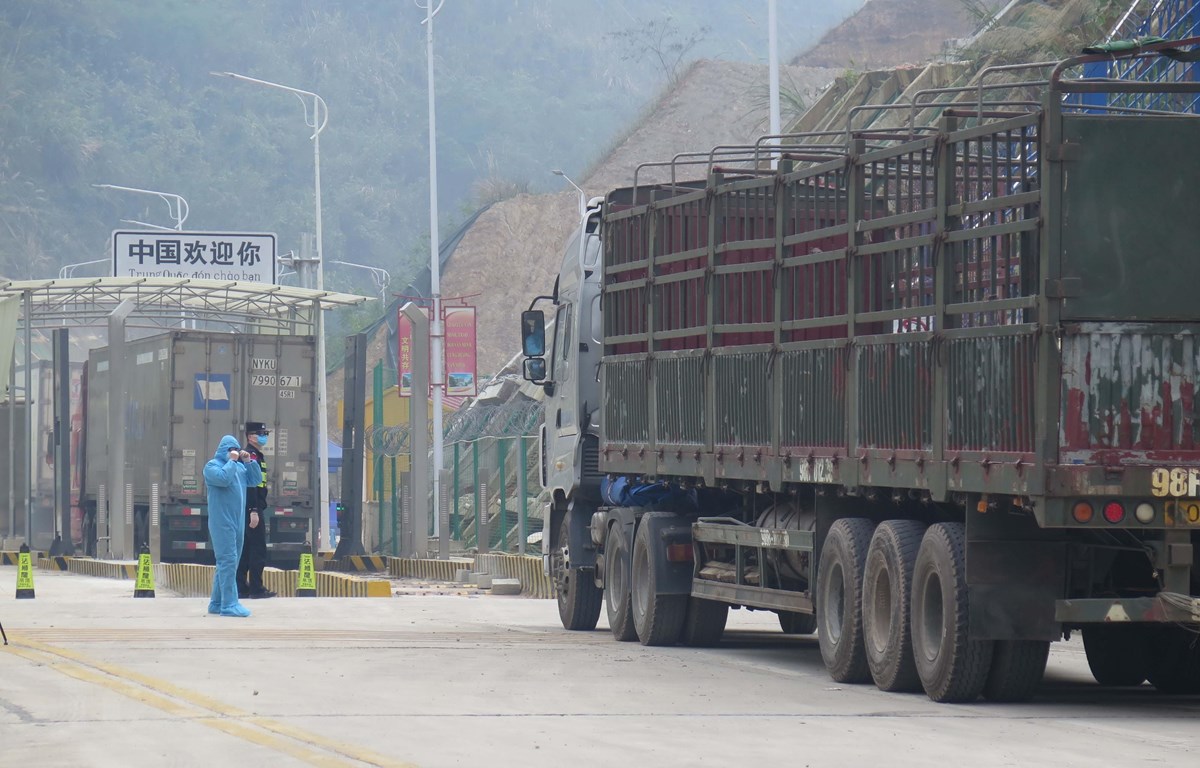 Dịch COVID-19: Các cửa khẩu đã thông quan nhưng tiến độ vẫn chậm