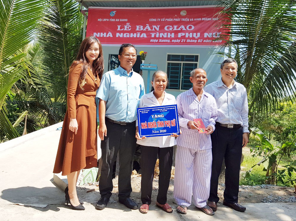 Trao 3 nhà "Nghĩa tình phụ nữ” cho các Chi Hội trưởng phụ nữ khó khăn về nhà ở