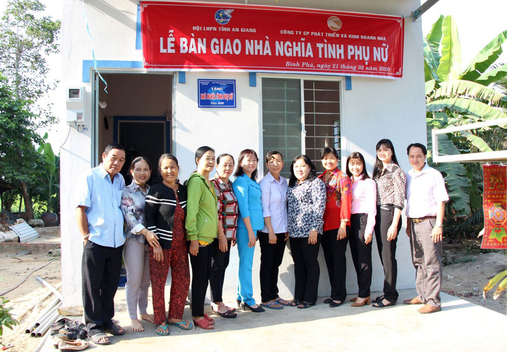 Trao 3 nhà "Nghĩa tình phụ nữ” cho các Chi Hội trưởng phụ nữ khó khăn về nhà ở