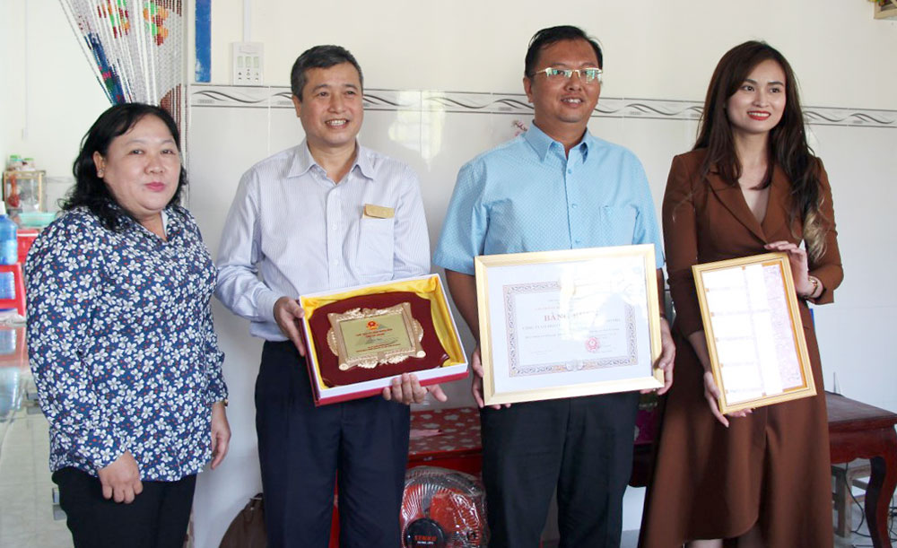 Trao 3 nhà "Nghĩa tình phụ nữ” cho các Chi Hội trưởng phụ nữ khó khăn về nhà ở