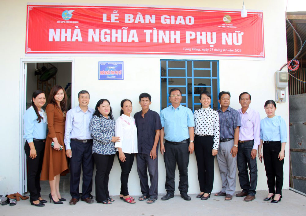 Trao 3 nhà "Nghĩa tình phụ nữ” cho các Chi Hội trưởng phụ nữ khó khăn về nhà ở