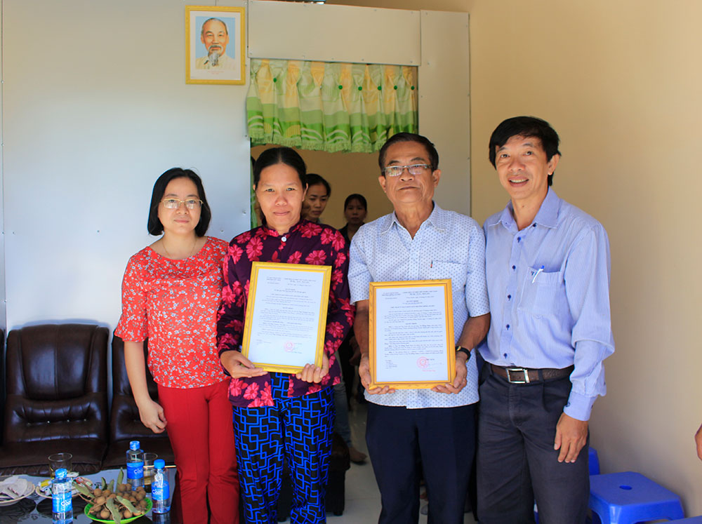 Trao 2 căn nhà Đại đoàn kết cho hộ cận nghèo phường Đông Xuyên và Mỹ Thới