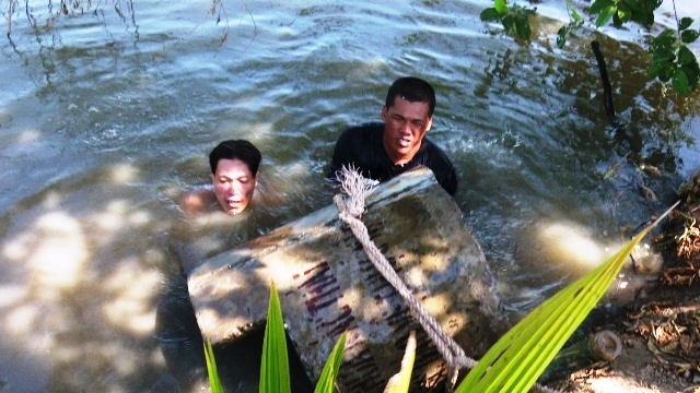 Nhiều thùng rác thải thuốc bảo vệ thực vật bị đẩy xuống kênh