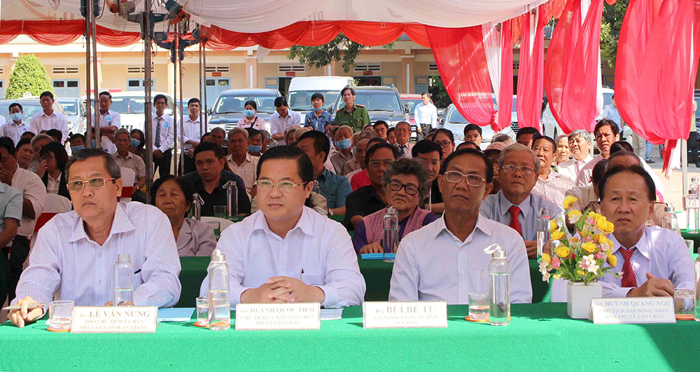 Nguyên Chủ tịch nước Trương Tấn Sang dự lễ khánh thành 9 cây cầu nông thôn ở TX. Tân Châu