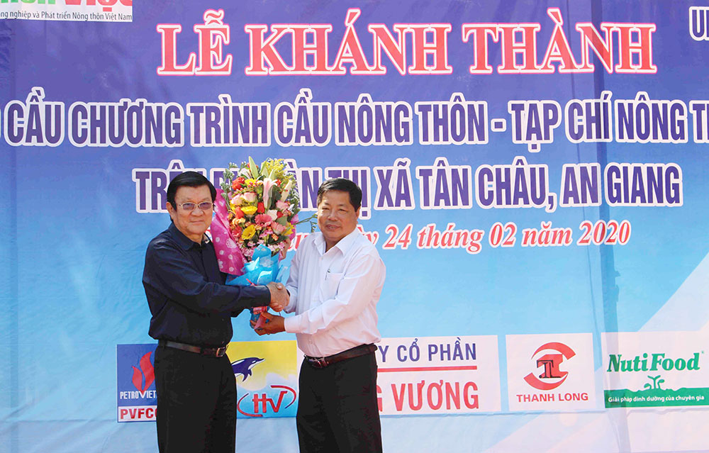 Nguyên Chủ tịch nước Trương Tấn Sang dự lễ khánh thành 9 cây cầu nông thôn ở TX. Tân Châu