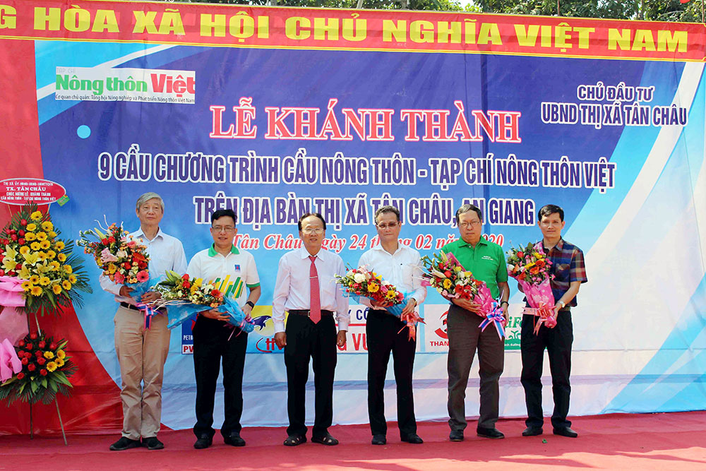 Nguyên Chủ tịch nước Trương Tấn Sang dự lễ khánh thành 9 cây cầu nông thôn ở TX. Tân Châu