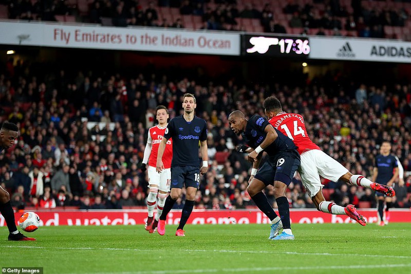 Arsenal rượt đuổi tỉ số trước Everton