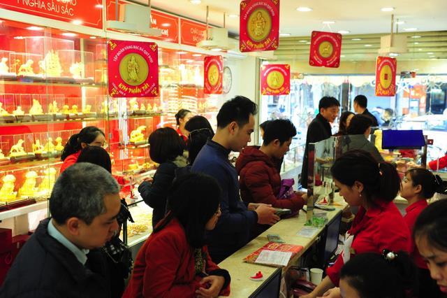 Giá vàng tiếp tục giảm mạnh