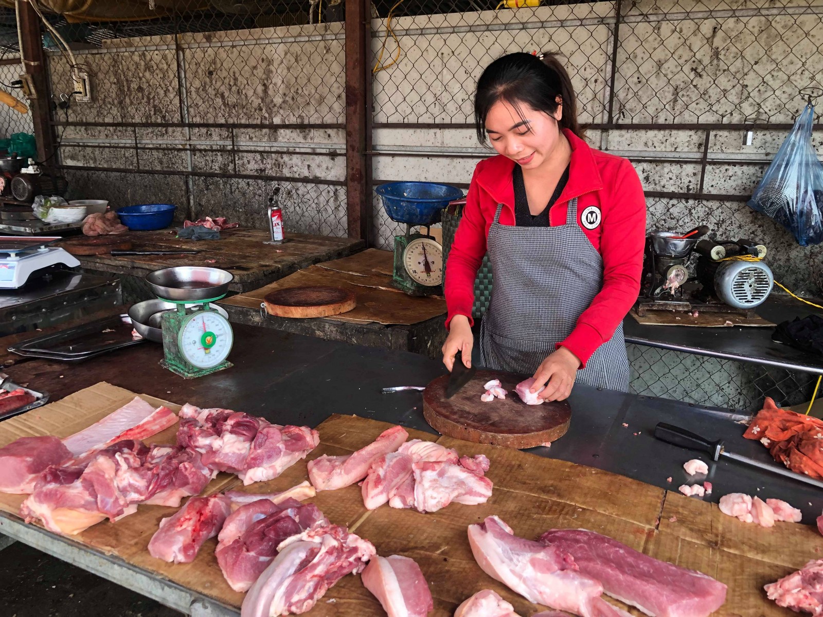 Giá heo hơi hôm nay 28-2: Nghịch lý lợn hơi giảm, chợ vẫn bán giá cao