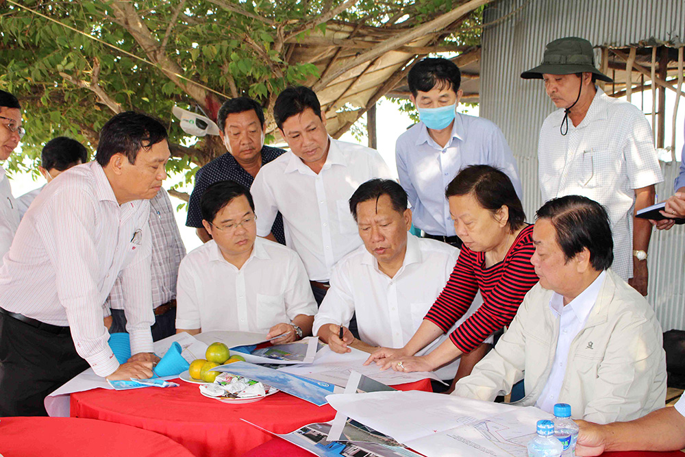 Lãnh đạo 2 tỉnh An Giang và Đồng Tháp khảo sát các dự án đầu tư tại cồn Vĩnh Hòa (TX. Tân Châu)
