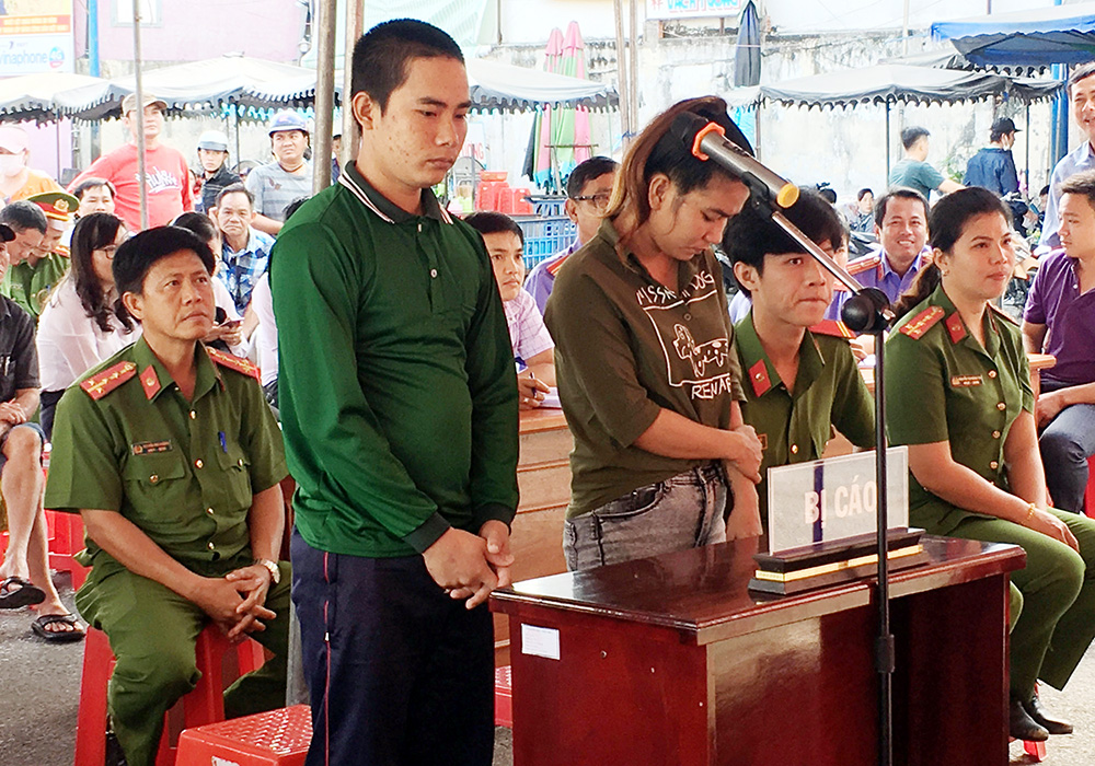 Dàn cảnh “mây mưa” cướp tài sản