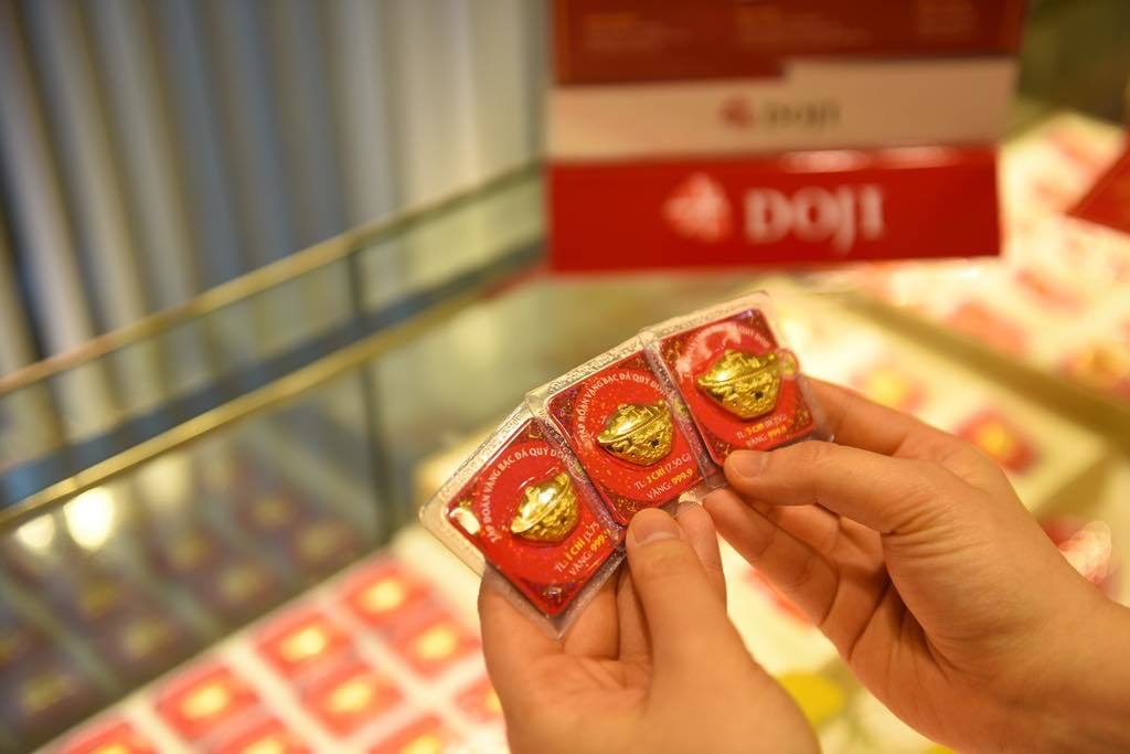 Giá vàng hôm nay 2-3: Diễn biến phức tạp, thận trọng xuống tiền