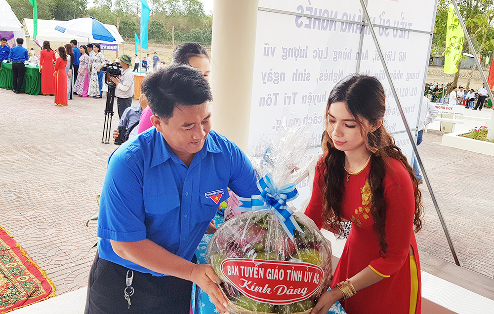 Tưởng niệm nữ Anh hùng Néang Nghés Tưởng niệm nữ Anh hùng Néang Nghés
