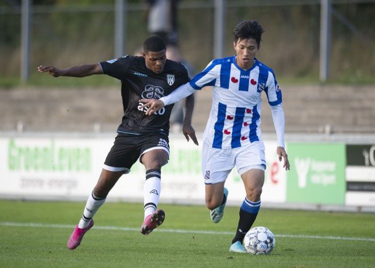 Văn Hậu chấn thương trong trận đấu của Jong Heerenveen