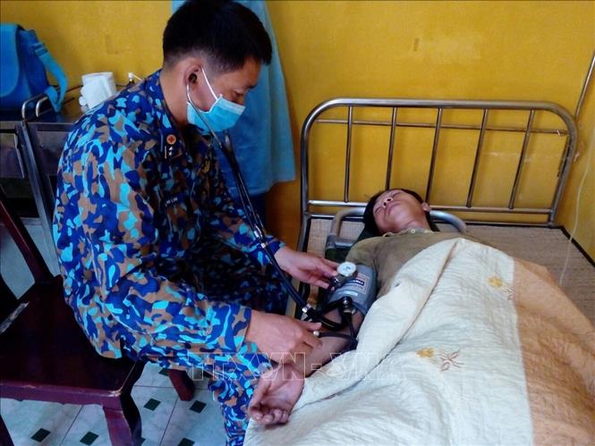 Cấp cứu kịp thời hai ngư dân gặp nạn tại Trường Sa