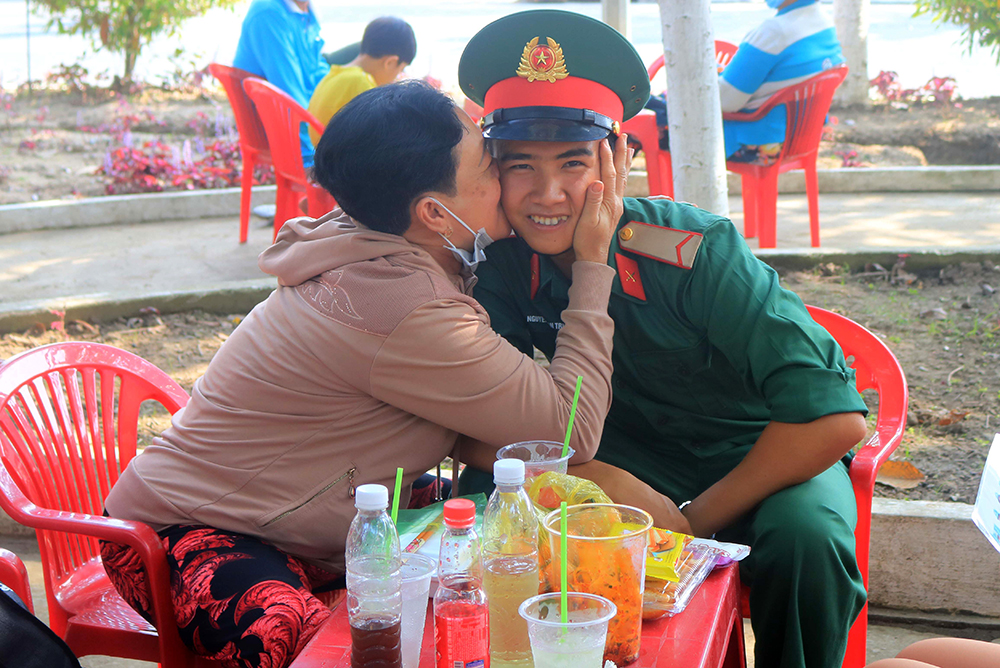 Thăm chiến sĩ mới mùa dịch bệnh Covid-19 Thăm chiến sĩ mới mùa dịch bệnh Covid-19