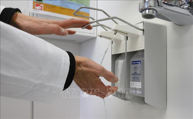 Số ca nhiễm COVID-19 tại Đức và Pháp đều vượt 1.000 người