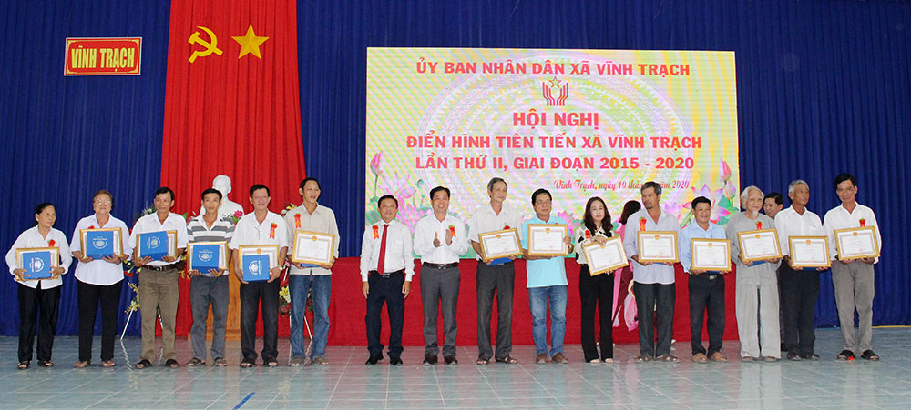 Xã Vĩnh Trạch đón nhận Huân chương Lao động hạng 3