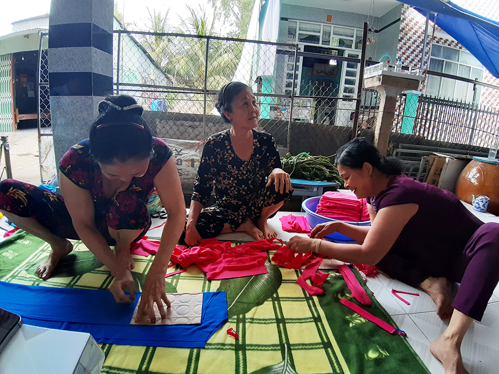 Lan tỏa phong trào may khẩu trang vải tặng người nghèo Lan tỏa phong trào may khẩu trang vải tặng người nghèo