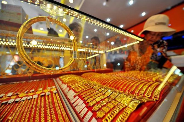 Ngân hàng đua nhau giảm lãi suất, vàng đứng ở ngưỡng cao