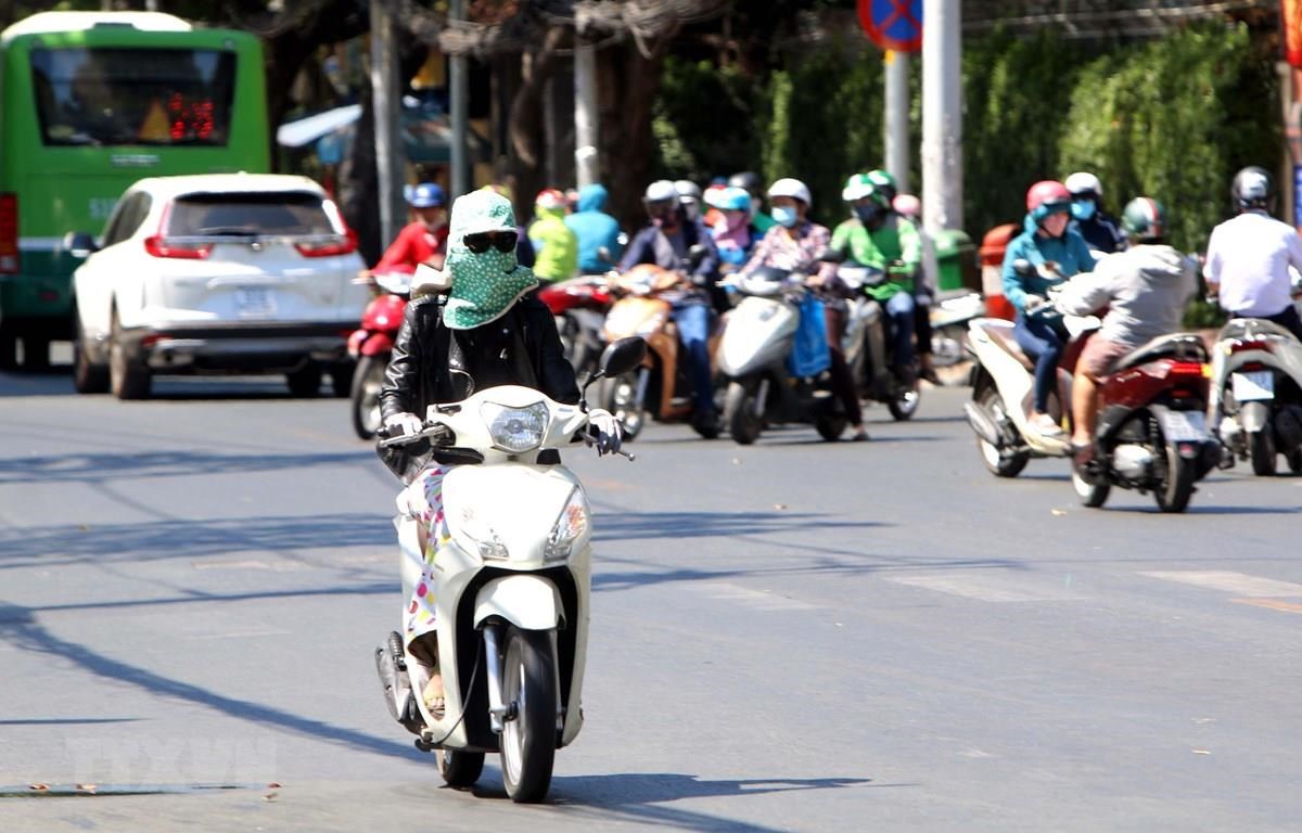 Toàn quốc nắng nóng, Trung, Tây, Bắc Bộ nhiệt độ có nơi trên 37 độ C