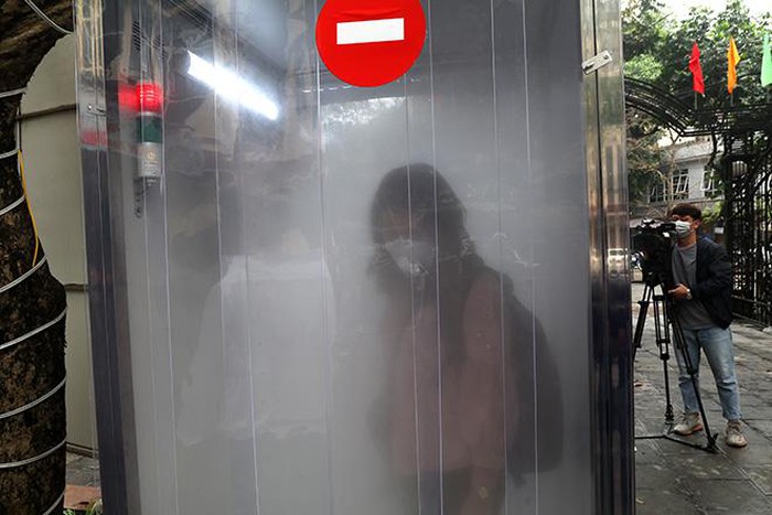 Sáng chế thành công buồng khử khuẩn toàn thân di động chống COVID-19