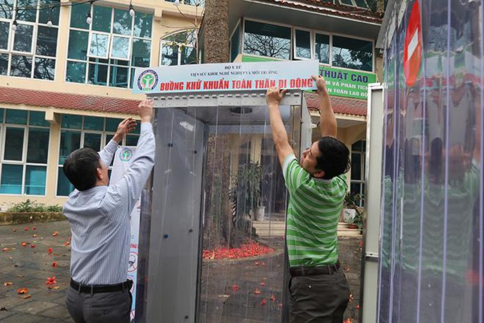 Sáng chế thành công buồng khử khuẩn toàn thân di động chống COVID-19