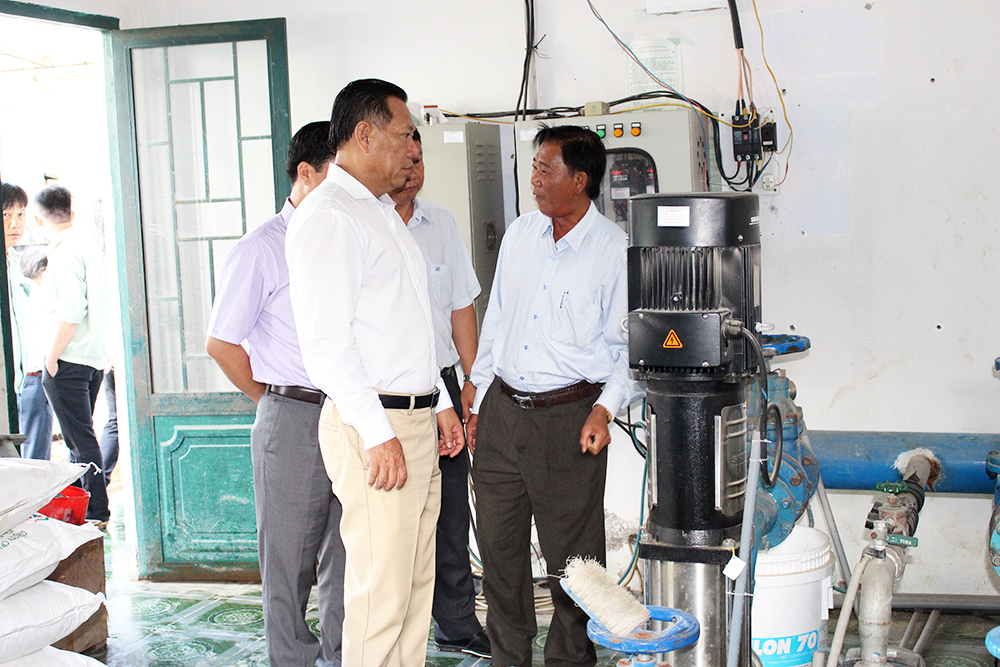 Phó Chủ tịch UBND tỉnh An Giang Trần Anh Thư kiểm tra tiến độ xây dựng xã nông thôn mới nâng cao ở Thoại Sơn