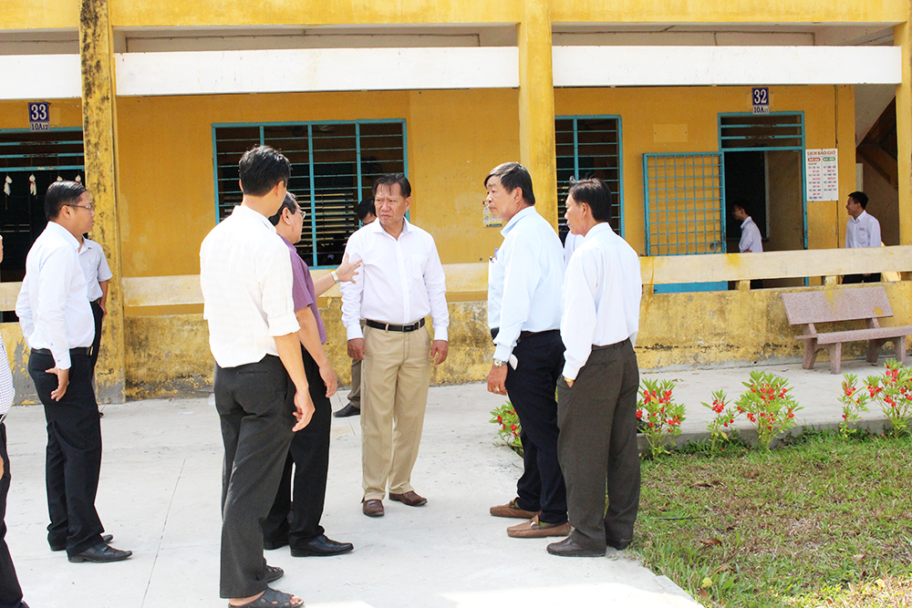 Phó Chủ tịch UBND tỉnh An Giang Trần Anh Thư kiểm tra tiến độ xây dựng xã nông thôn mới nâng cao ở Thoại Sơn