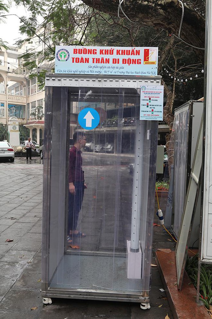Sáng chế thành công buồng khử khuẩn toàn thân di động chống COVID-19