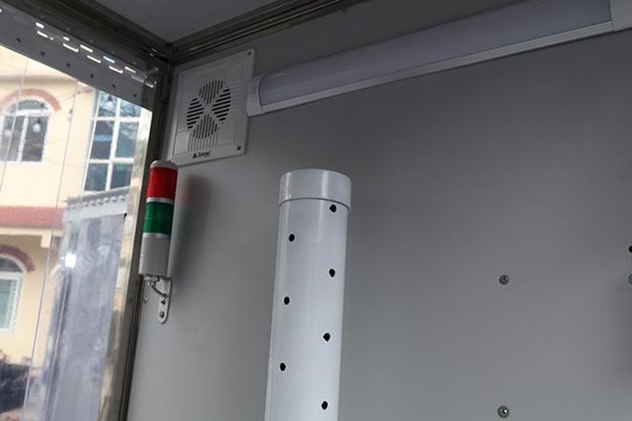 Sáng chế thành công buồng khử khuẩn toàn thân di động chống COVID-19