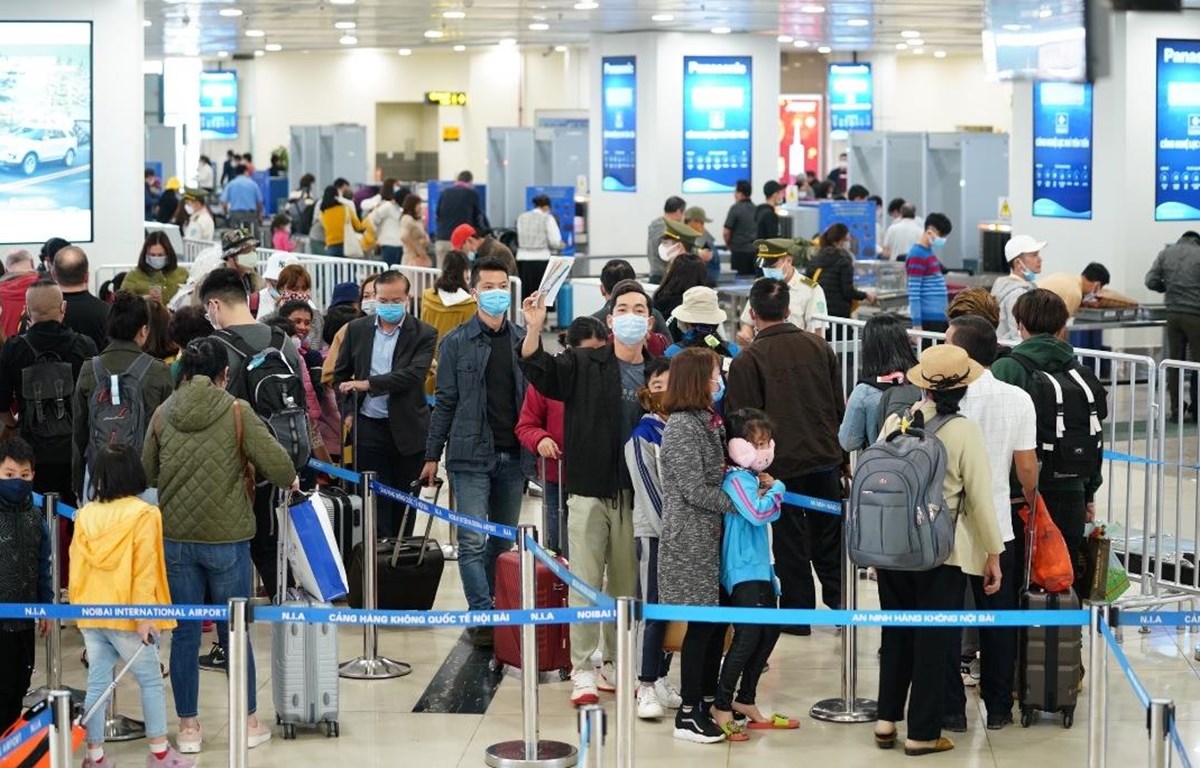 Khách bị từ chối làm thủ tục chuyến bay nếu không đeo khẩu trang
