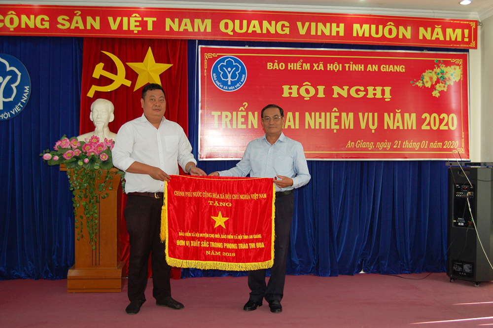 Bảo hiểm xã hội huyện Chợ Mới hoàn thành xuất sắc nhiệm vụ, nhận cờ thi đua của Chính phủ