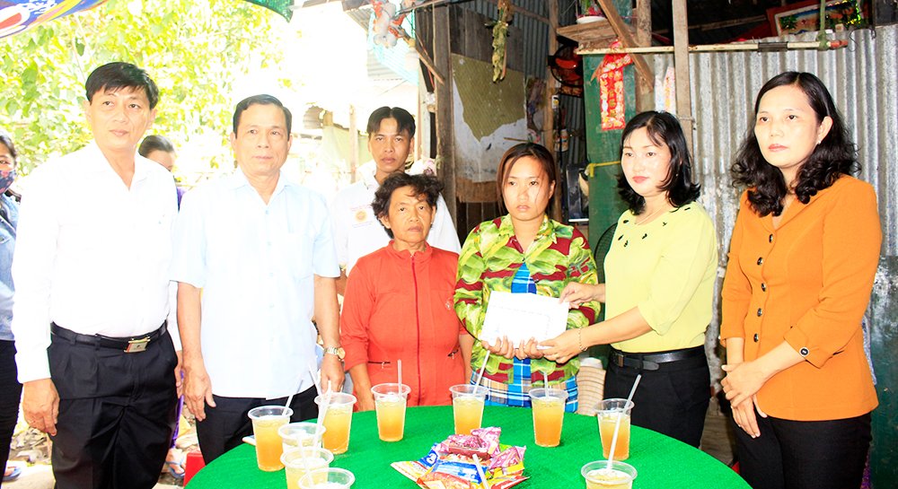 Lãnh đạo TP. Long Xuyên thăm gia đình 2 học sinh đuối nước Lãnh đạo TP. Long Xuyên thăm gia đình 2 học sinh đuối nước