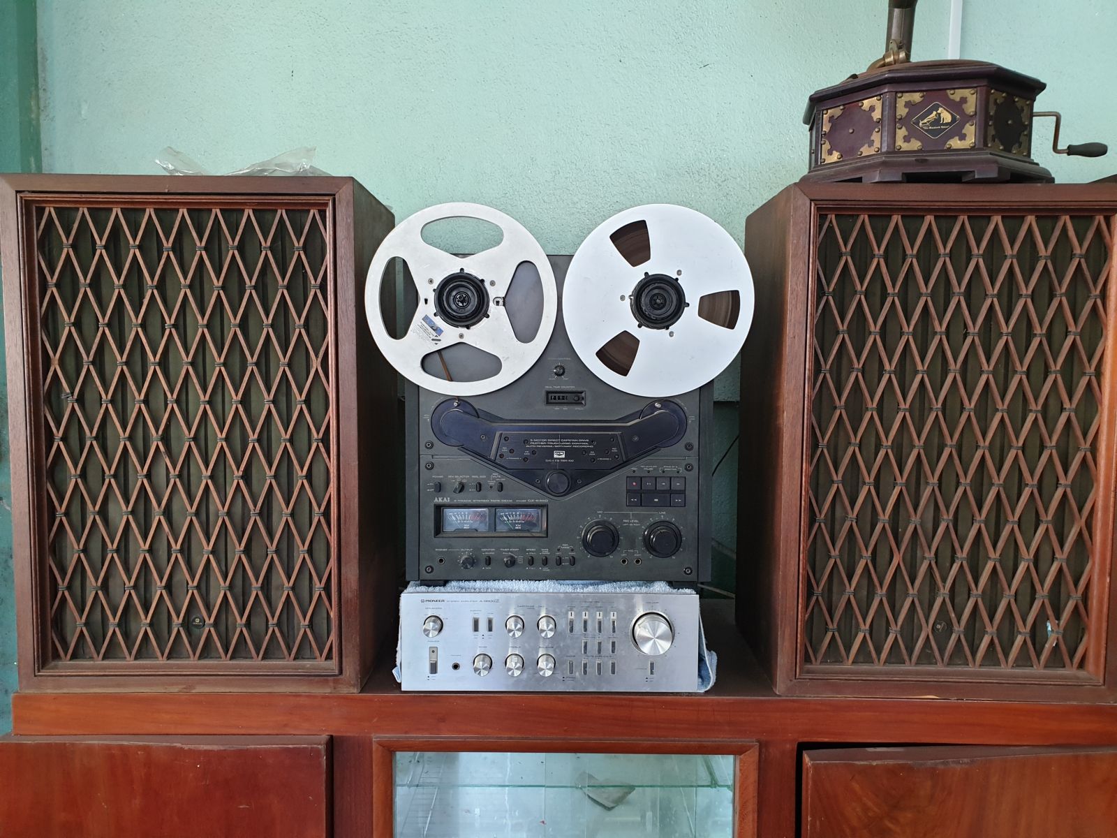Bộ sưu tập máy nghe nhạc xưa độc đáo tại miền Tây