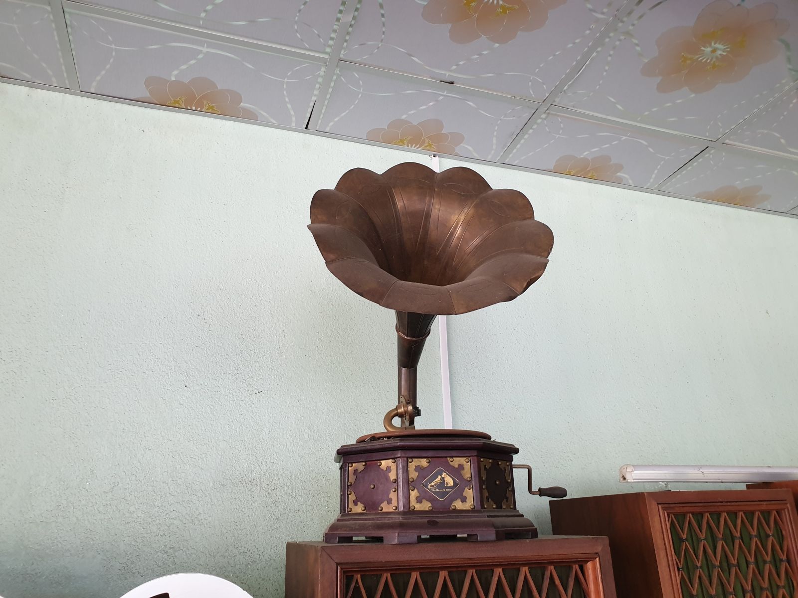 Bộ sưu tập máy nghe nhạc xưa độc đáo tại miền Tây