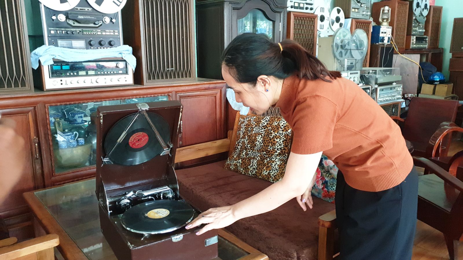 Bộ sưu tập máy nghe nhạc xưa độc đáo tại miền Tây