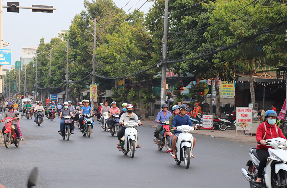 Người dân chấp hành đeo khẩu trang nơi công cộng