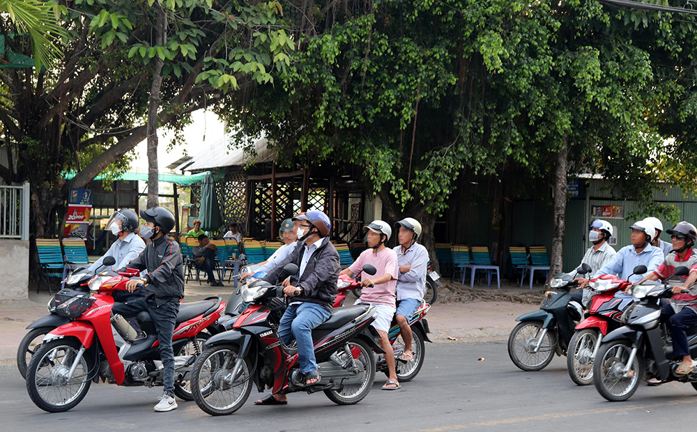 Người dân chấp hành đeo khẩu trang nơi công cộng