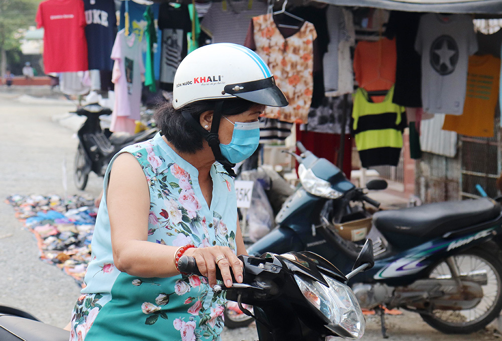 Người dân chấp hành đeo khẩu trang nơi công cộng