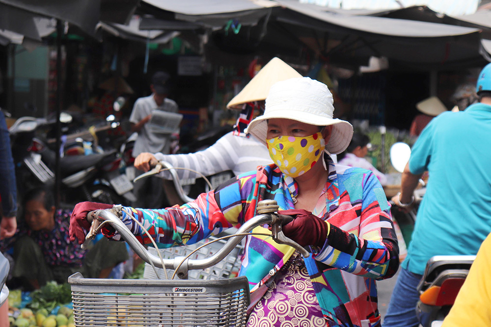 Người dân chấp hành đeo khẩu trang nơi công cộng