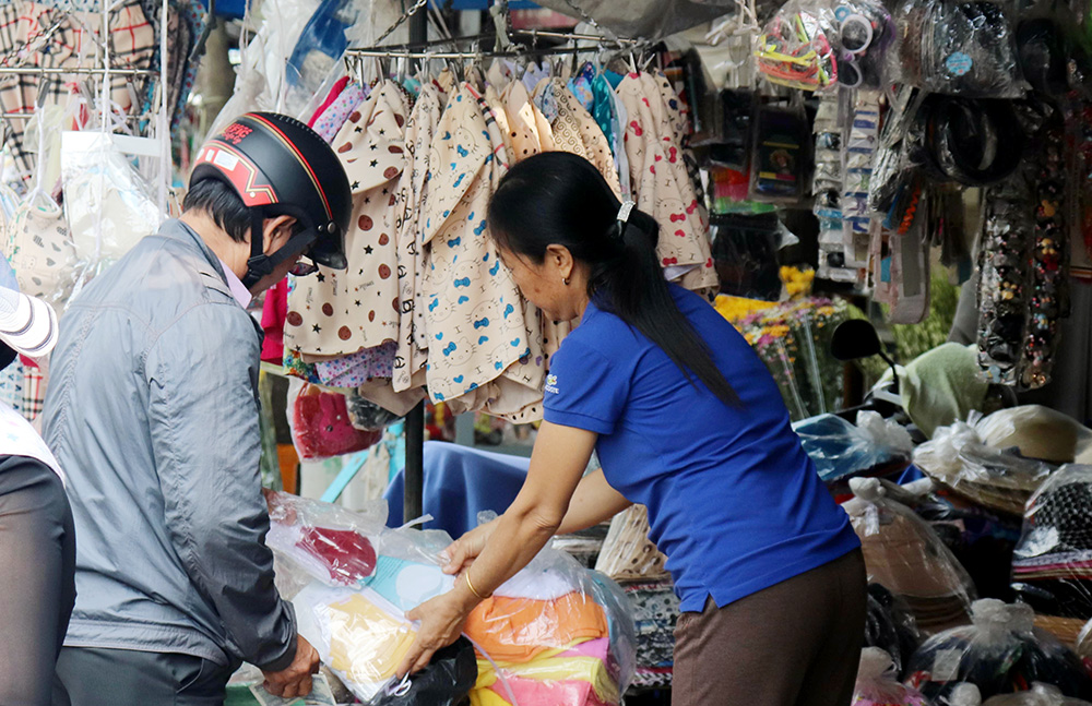 Người dân chấp hành đeo khẩu trang nơi công cộng