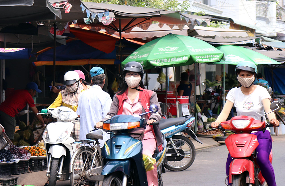 Người dân chấp hành đeo khẩu trang nơi công cộng