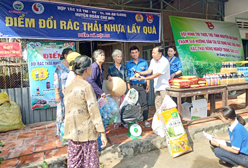 Thu gom, đổi rác thải nhựa lấy nhu yếu phẩm để bảo vệ môi trường